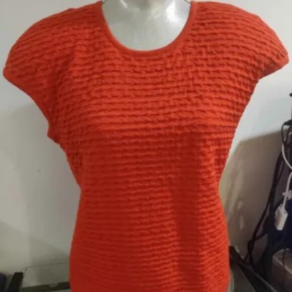 Woman's Sleveless Shirt - Picture 1 of 7